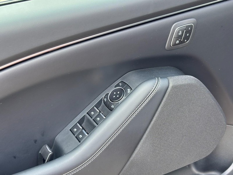 Ford Mustang Mach-E Vehicle Full-screen Gallery Image 18