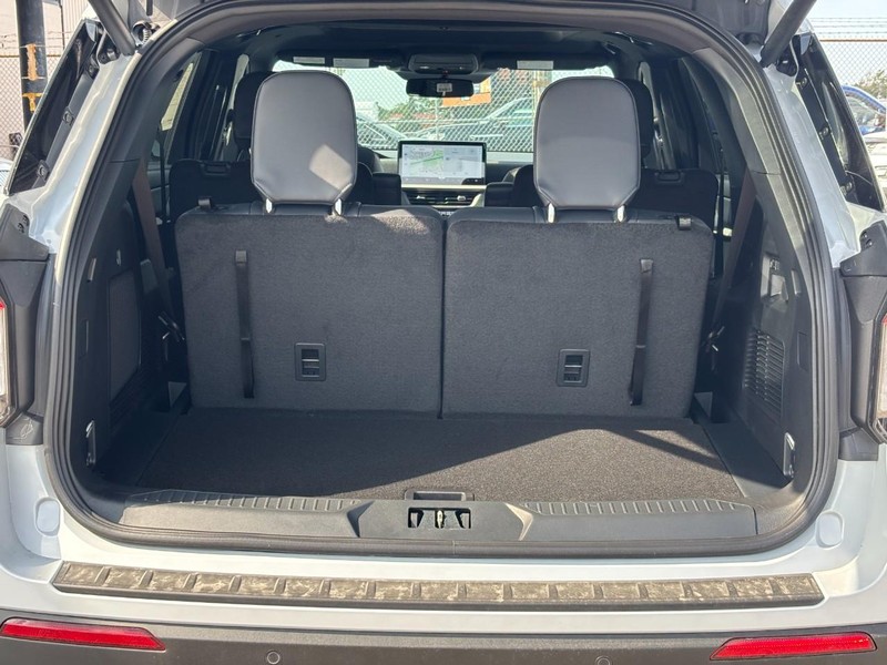 Ford Explorer Vehicle Full-screen Gallery Image 11