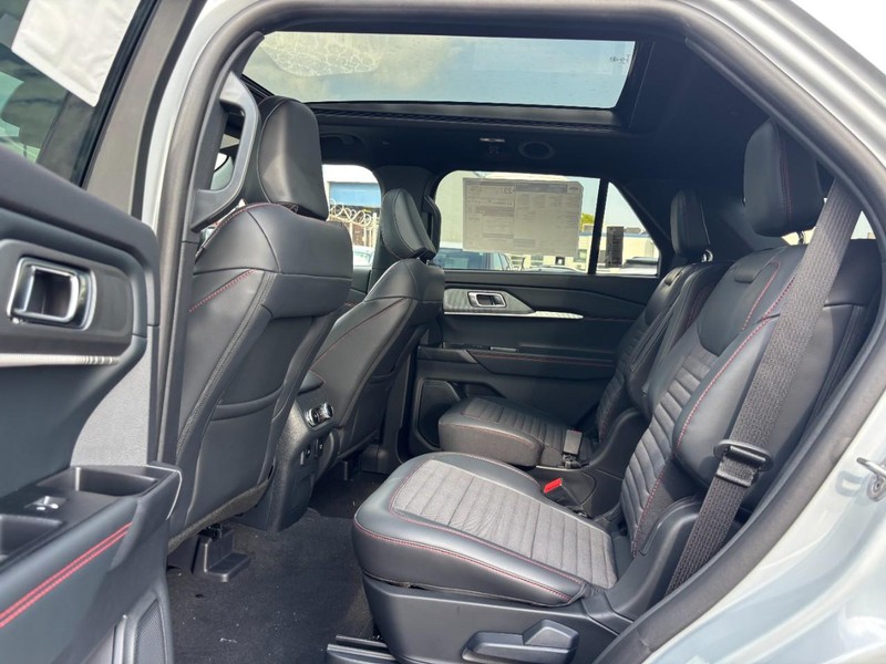 Ford Explorer Vehicle Full-screen Gallery Image 14