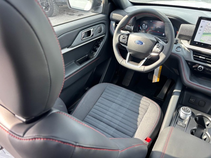 Ford Explorer Vehicle Full-screen Gallery Image 15