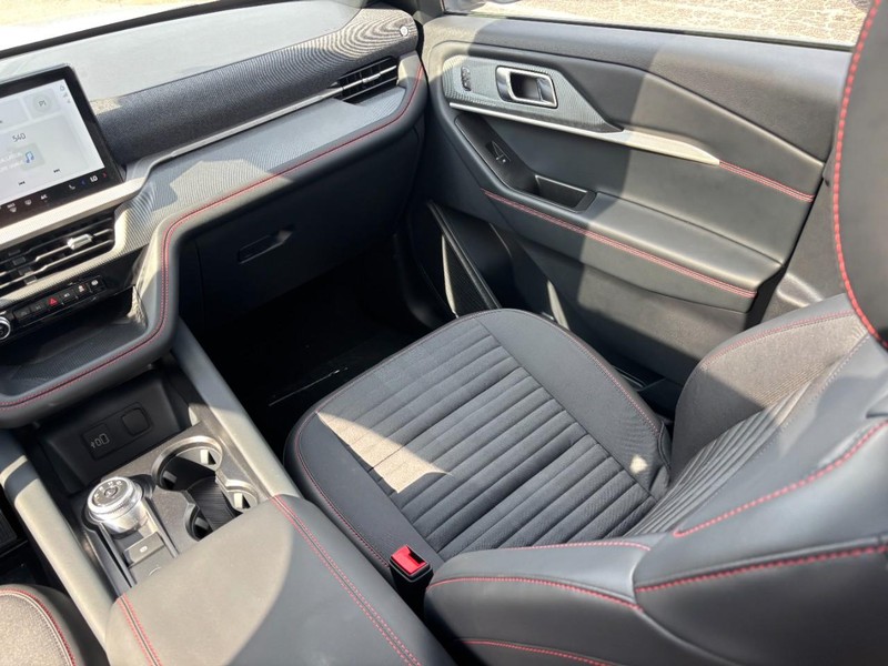 Ford Explorer Vehicle Full-screen Gallery Image 17