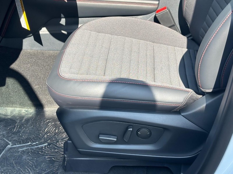 Ford Explorer Vehicle Full-screen Gallery Image 18