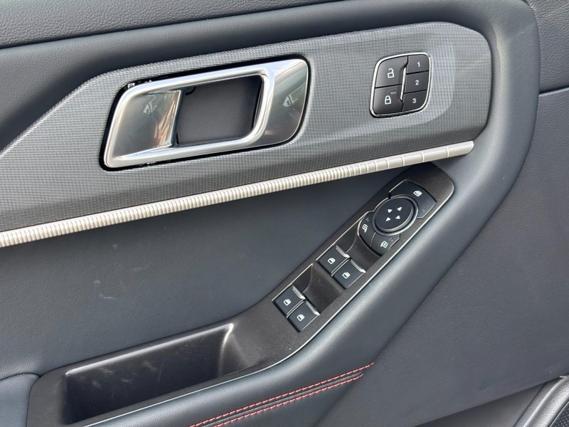 Ford Explorer Vehicle Full-screen Gallery Image 19