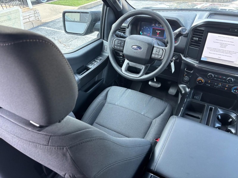 Ford F-150 Vehicle Full-screen Gallery Image 14