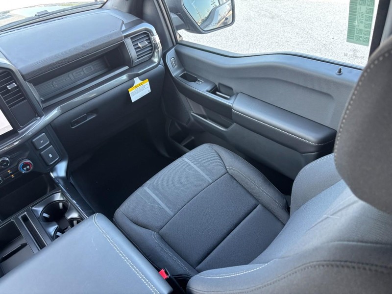 Ford F-150 Vehicle Full-screen Gallery Image 16