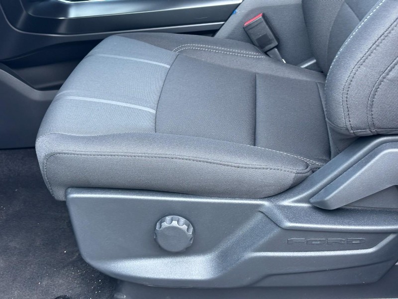 Ford F-150 Vehicle Full-screen Gallery Image 17