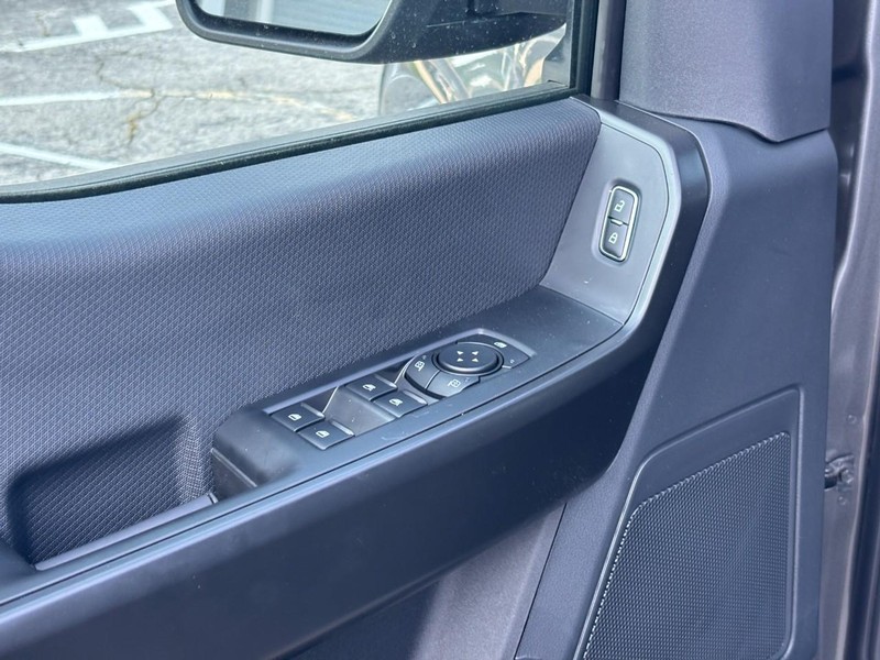 Ford F-150 Vehicle Full-screen Gallery Image 18