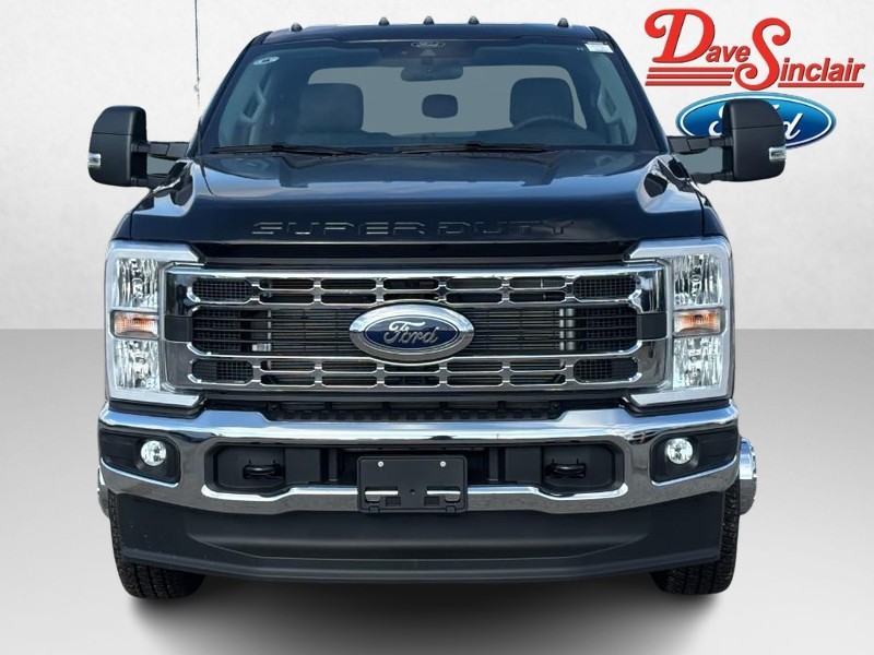 Ford Super Duty F-350 DRW Vehicle Full-screen Gallery Image 02