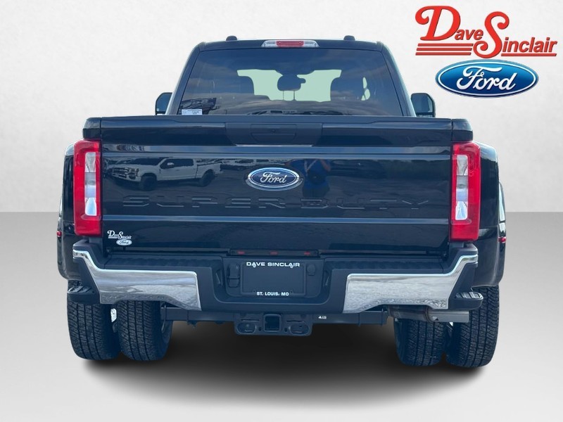 Ford Super Duty F-350 DRW Vehicle Full-screen Gallery Image 08