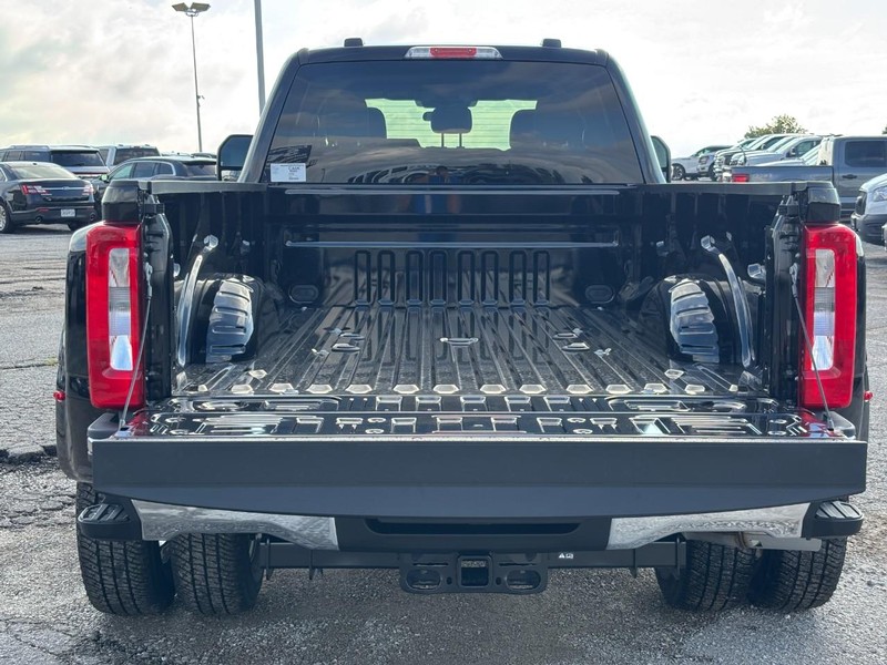 Ford Super Duty F-350 DRW Vehicle Full-screen Gallery Image 11