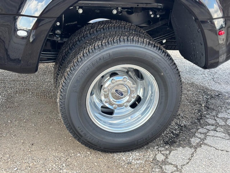 Ford Super Duty F-350 DRW Vehicle Full-screen Gallery Image 12
