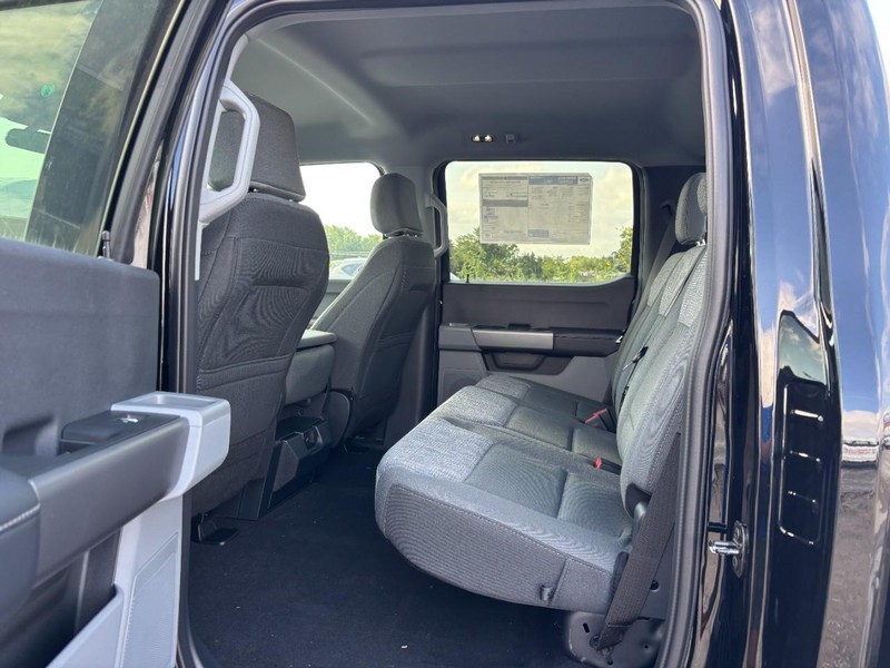 Ford Super Duty F-350 DRW Vehicle Full-screen Gallery Image 13