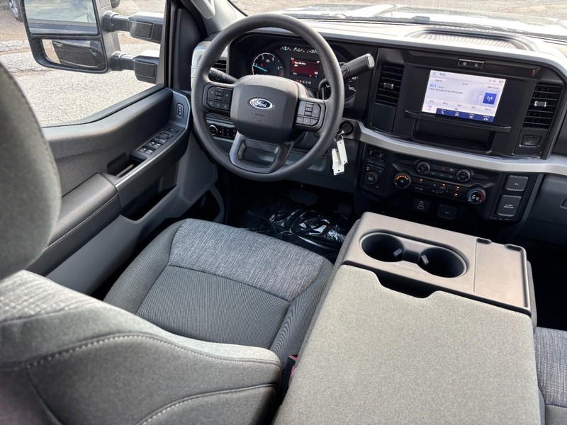 Ford Super Duty F-350 DRW Vehicle Full-screen Gallery Image 14
