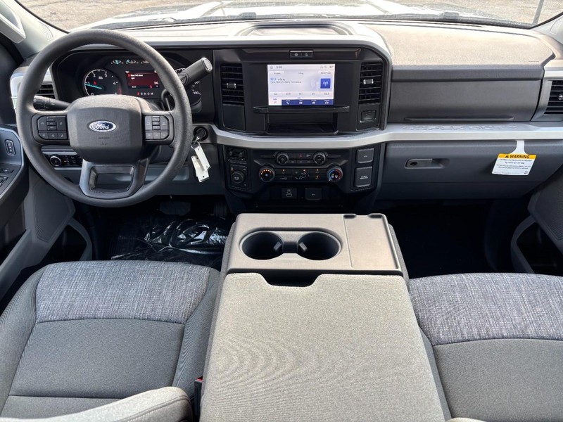 Ford Super Duty F-350 DRW Vehicle Full-screen Gallery Image 15
