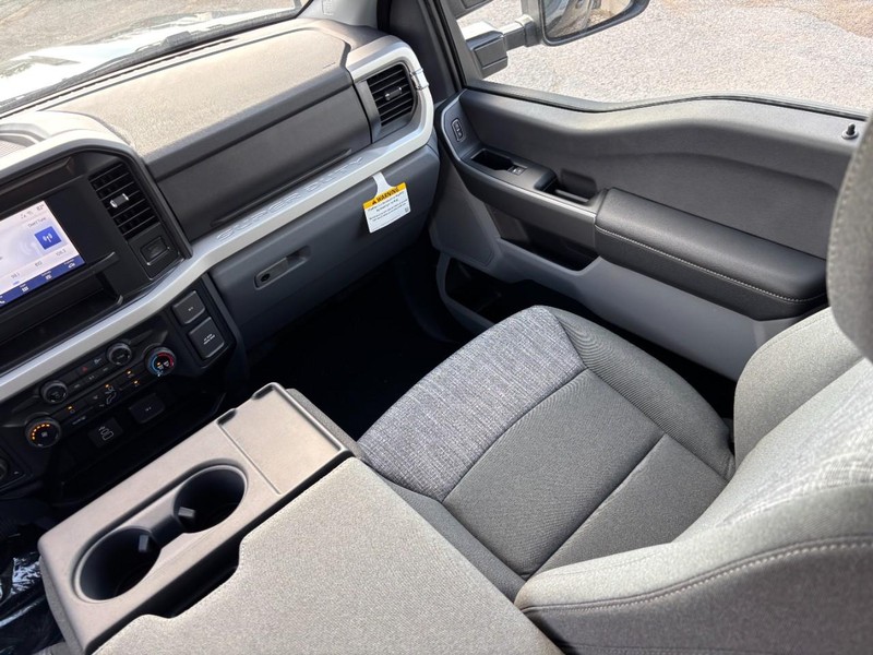 Ford Super Duty F-350 DRW Vehicle Full-screen Gallery Image 16