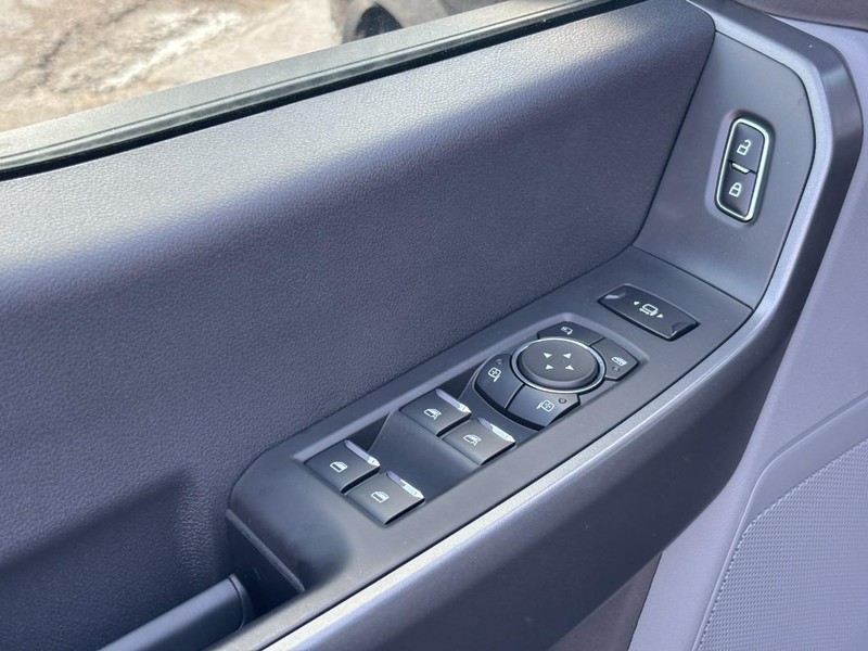 Ford Super Duty F-350 DRW Vehicle Full-screen Gallery Image 18