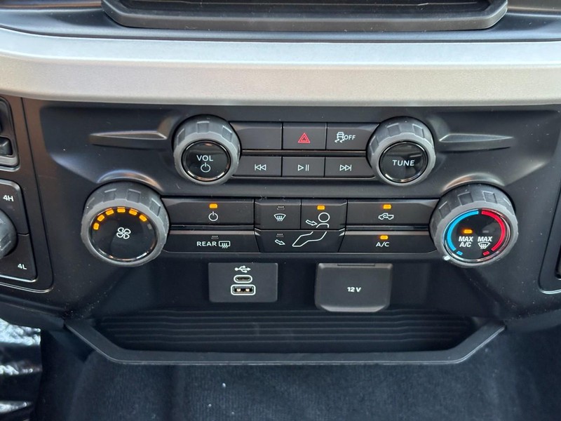 Ford Super Duty F-350 DRW Vehicle Full-screen Gallery Image 24