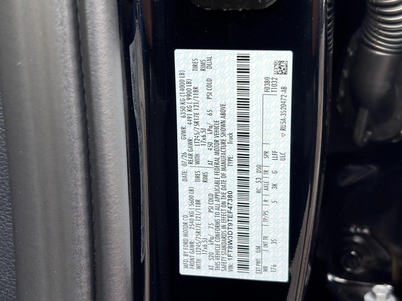 Ford Super Duty F-350 DRW Vehicle Full-screen Gallery Image 25