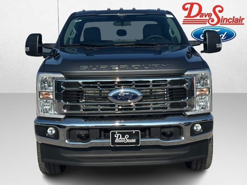 Ford Super Duty F-350 SRW Vehicle Full-screen Gallery Image 02