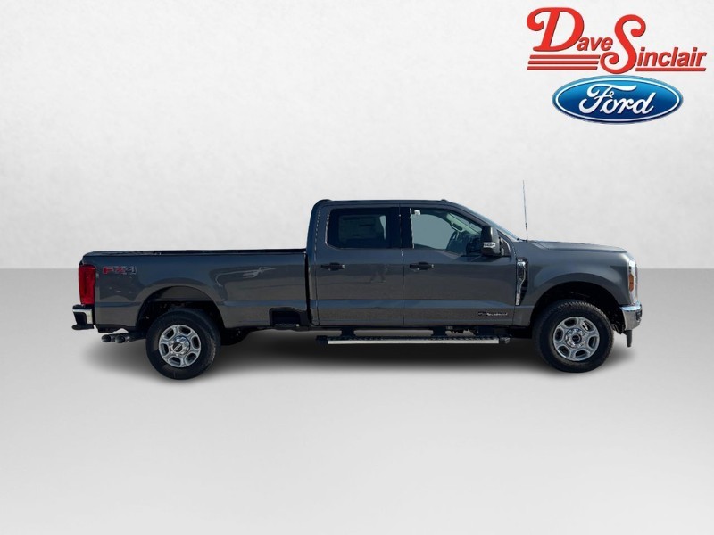 Ford Super Duty F-350 SRW Vehicle Full-screen Gallery Image 05
