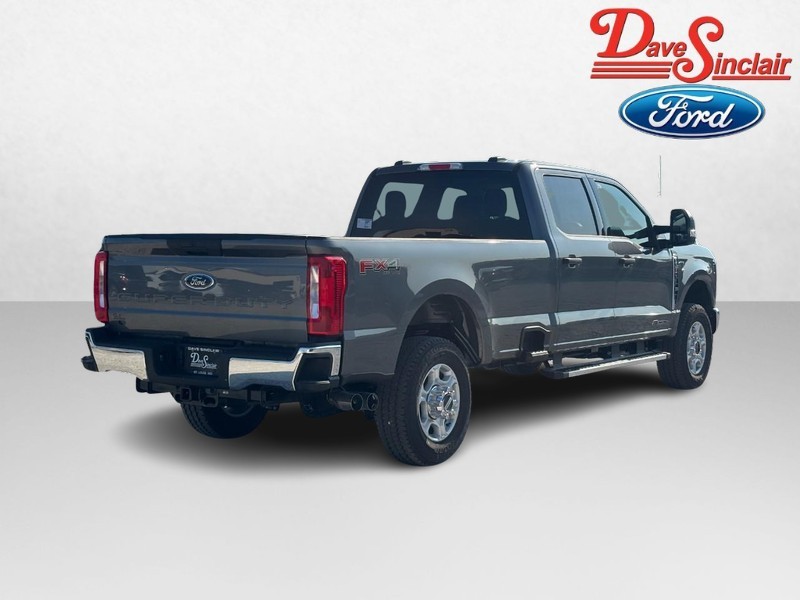 Ford Super Duty F-350 SRW Vehicle Full-screen Gallery Image 07