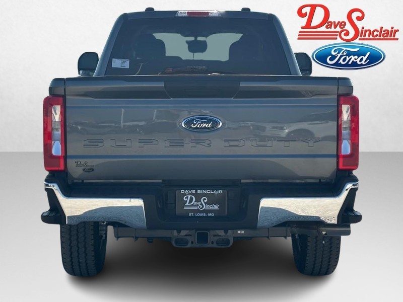 Ford Super Duty F-350 SRW Vehicle Full-screen Gallery Image 08
