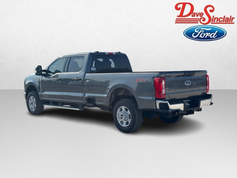 Ford Super Duty F-350 SRW Vehicle Full-screen Gallery Image 09