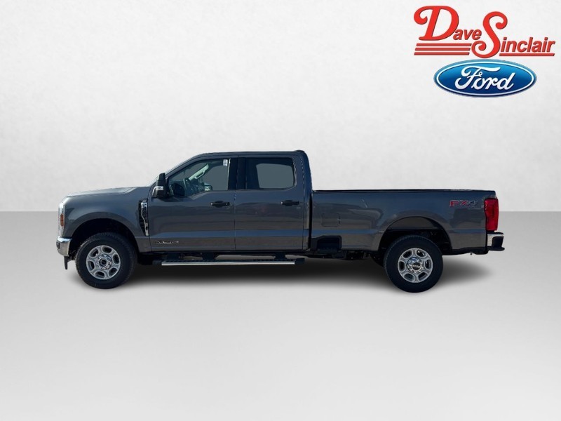 Ford Super Duty F-350 SRW Vehicle Full-screen Gallery Image 10
