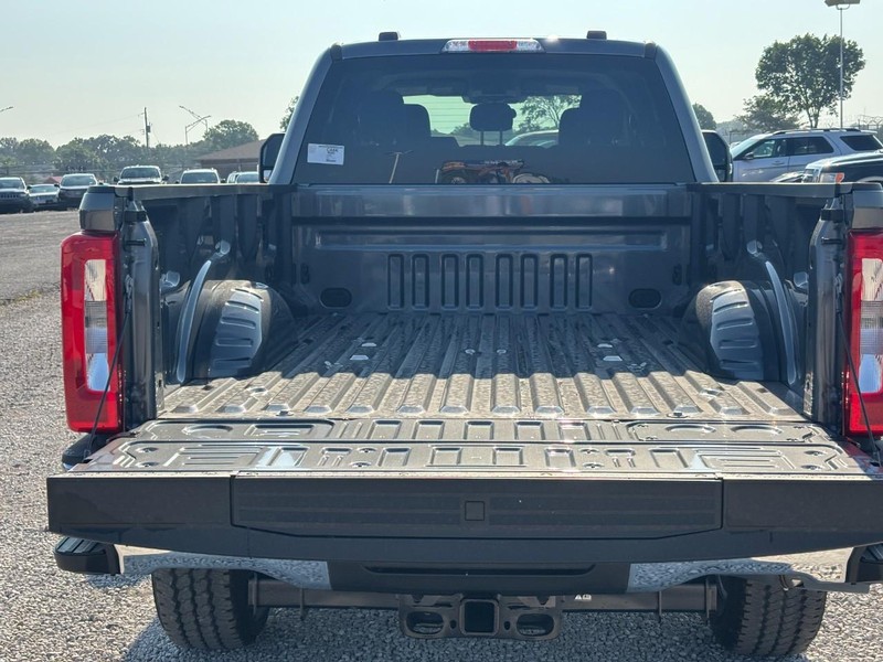 Ford Super Duty F-350 SRW Vehicle Full-screen Gallery Image 11