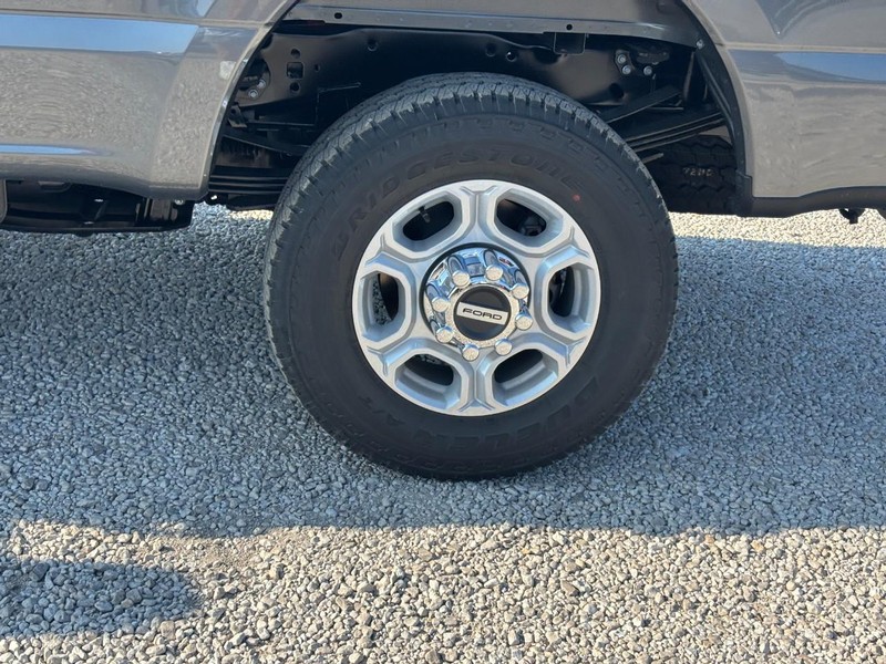 Ford Super Duty F-350 SRW Vehicle Full-screen Gallery Image 12