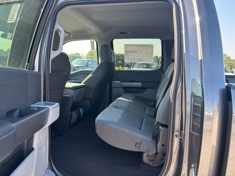 Ford Super Duty F-350 SRW Vehicle Full-screen Gallery Image 13