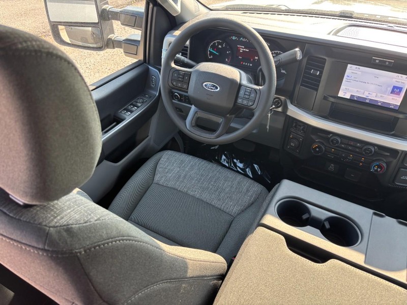 Ford Super Duty F-350 SRW Vehicle Full-screen Gallery Image 14