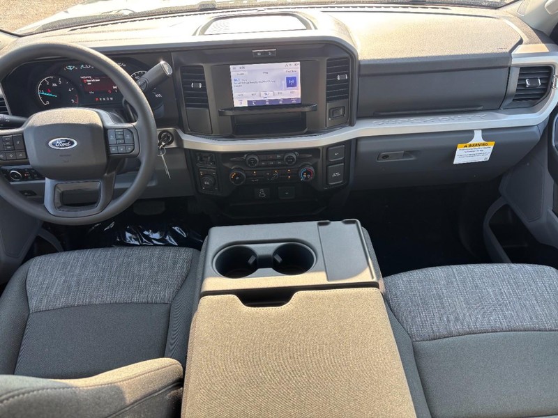 Ford Super Duty F-350 SRW Vehicle Full-screen Gallery Image 15