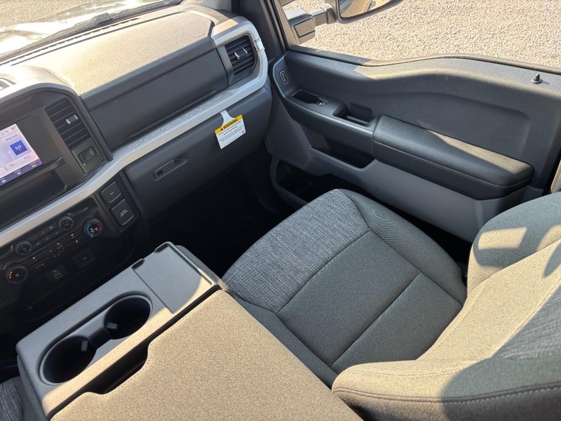 Ford Super Duty F-350 SRW Vehicle Full-screen Gallery Image 16