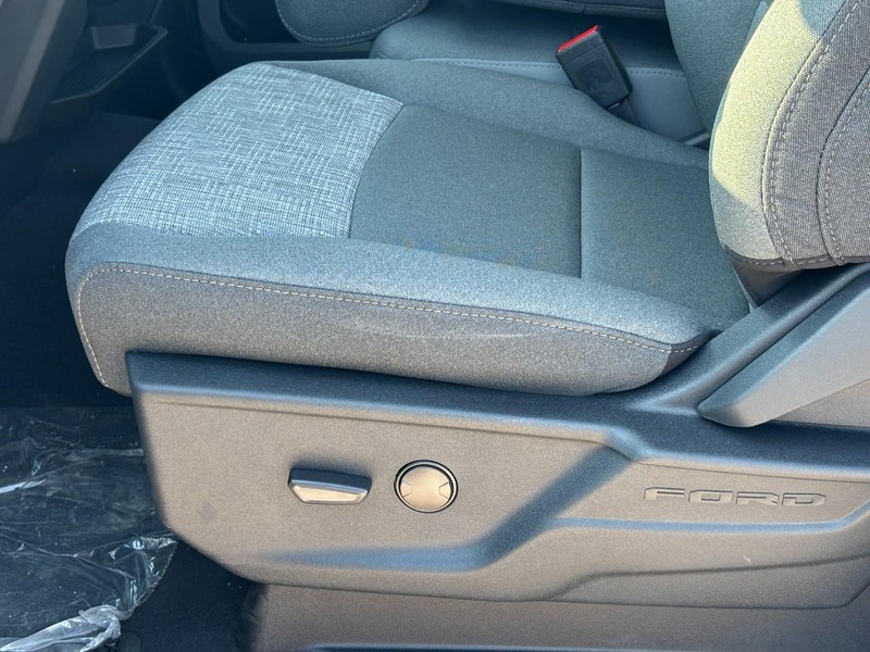 Ford Super Duty F-350 SRW Vehicle Full-screen Gallery Image 17