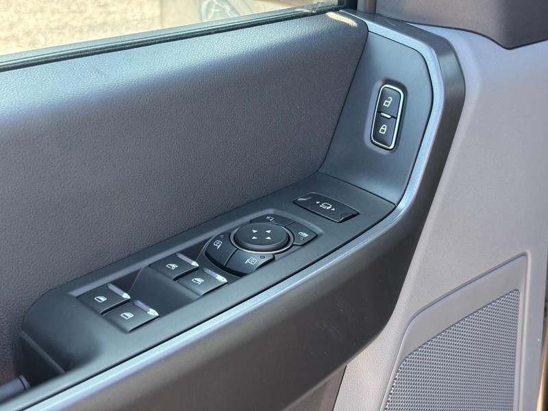 Ford Super Duty F-350 SRW Vehicle Full-screen Gallery Image 18