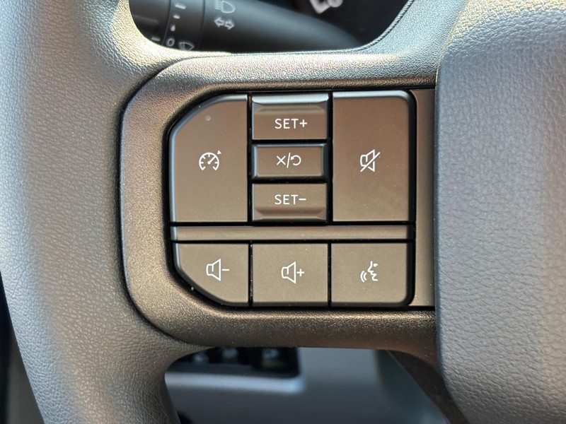 Ford Super Duty F-350 SRW Vehicle Full-screen Gallery Image 19