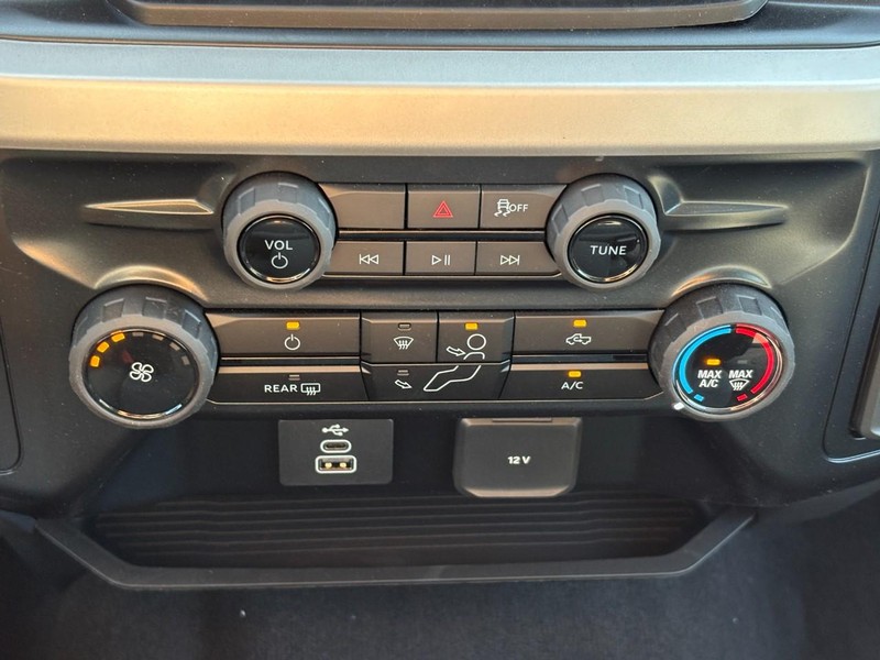 Ford Super Duty F-350 SRW Vehicle Full-screen Gallery Image 24