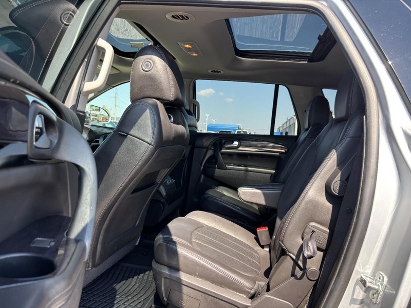 Buick Enclave Vehicle Full-screen Gallery Image 12
