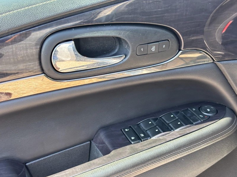 Buick Enclave Vehicle Full-screen Gallery Image 17