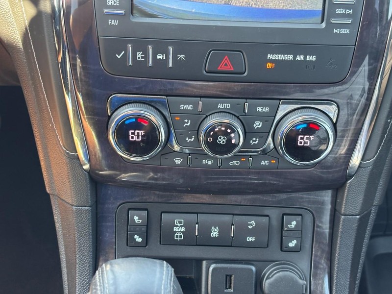 Buick Enclave Vehicle Full-screen Gallery Image 23