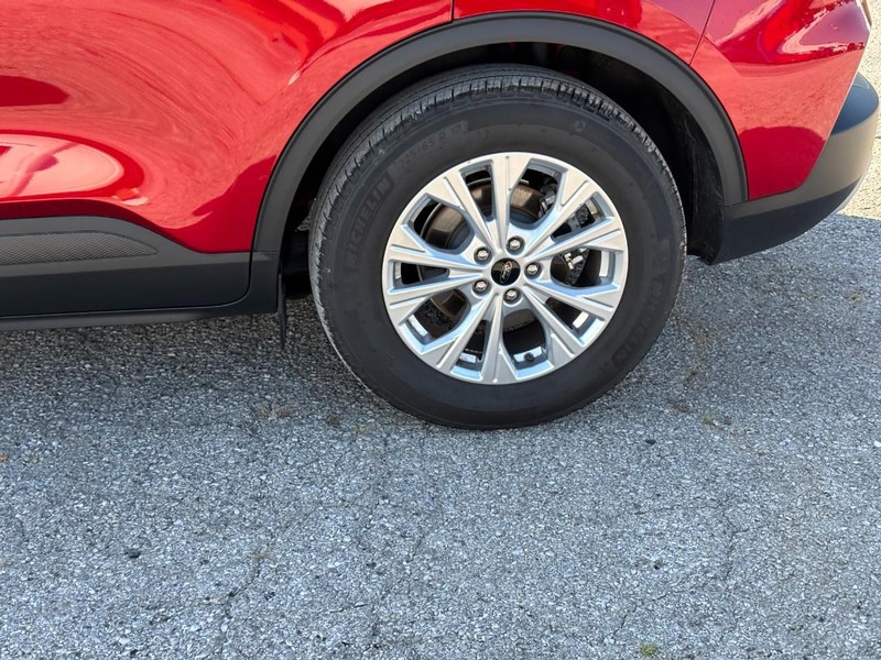 Ford Escape Vehicle Full-screen Gallery Image 12
