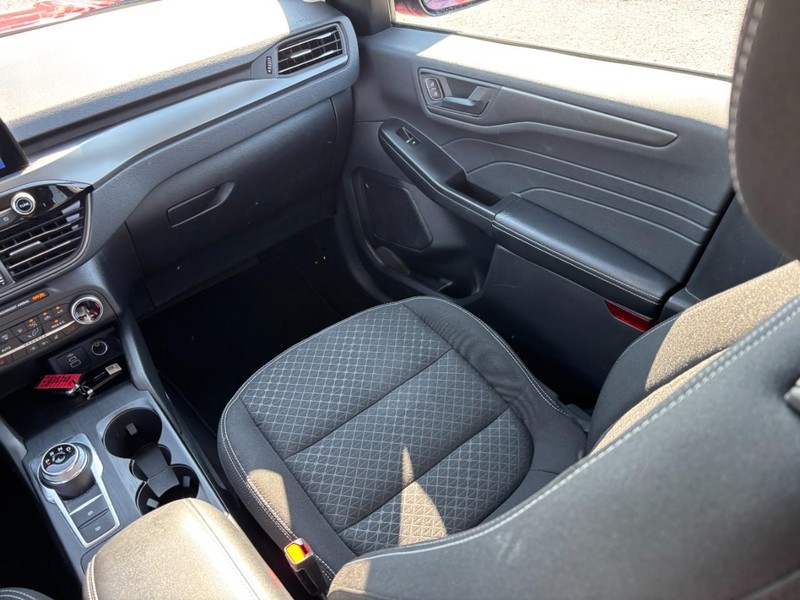 Ford Escape Vehicle Full-screen Gallery Image 16