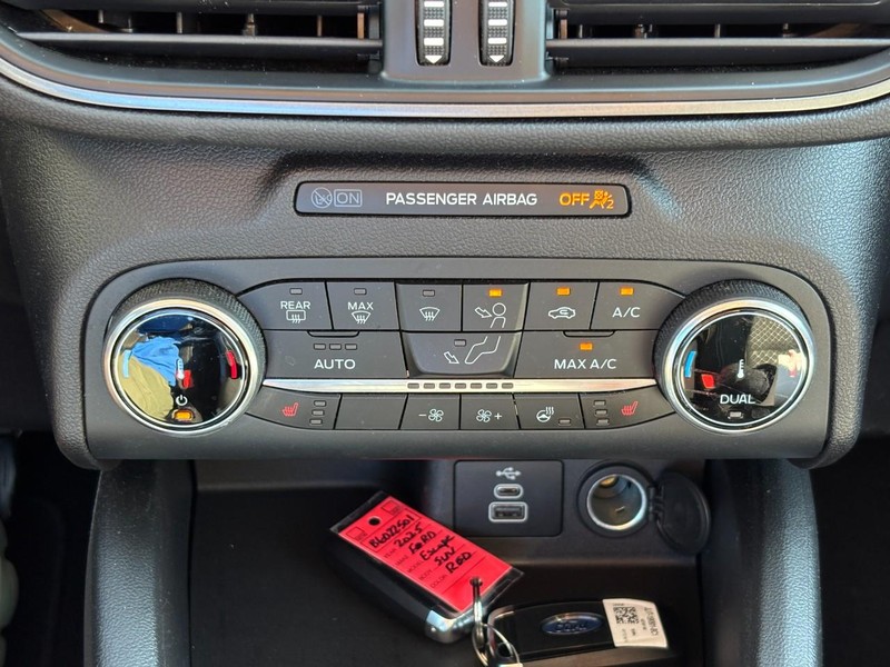 Ford Escape Vehicle Full-screen Gallery Image 24
