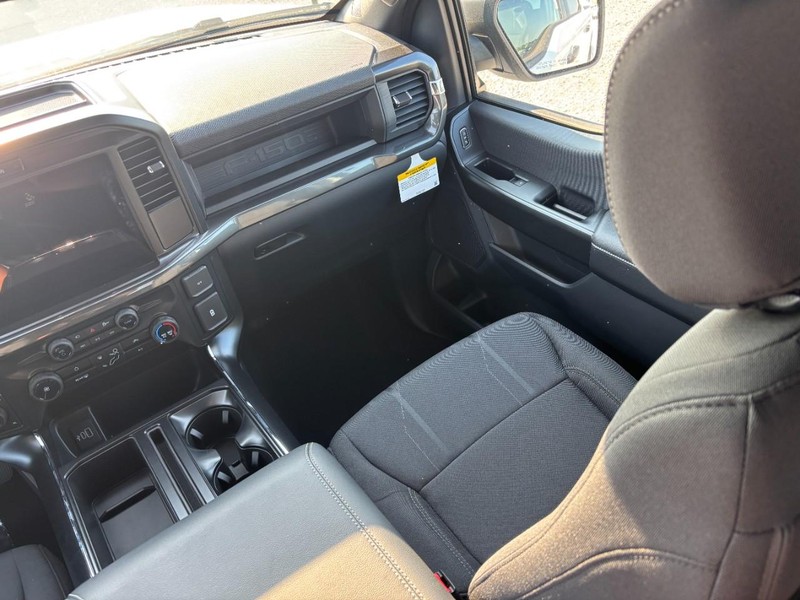 Ford F-150 Vehicle Full-screen Gallery Image 16