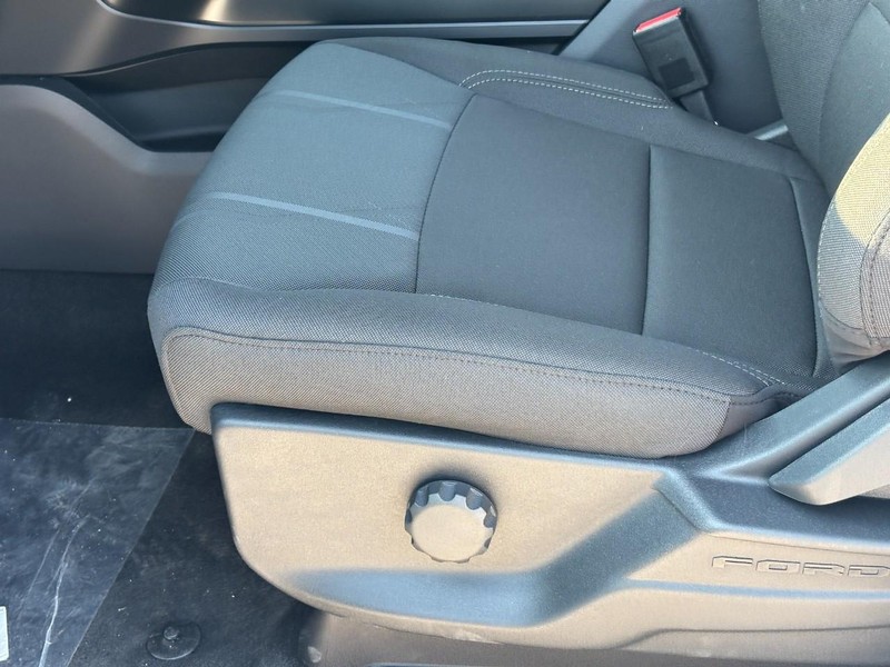 Ford F-150 Vehicle Full-screen Gallery Image 17