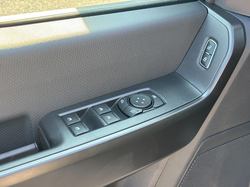 Ford F-150 Vehicle Full-screen Gallery Image 18
