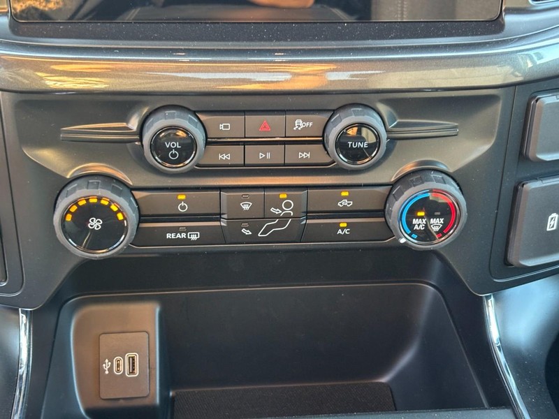 Ford F-150 Vehicle Full-screen Gallery Image 24