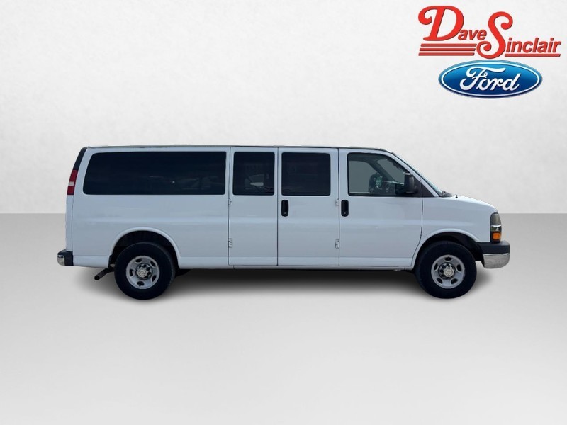 Chevrolet Express Passenger Vehicle Full-screen Gallery Image 05