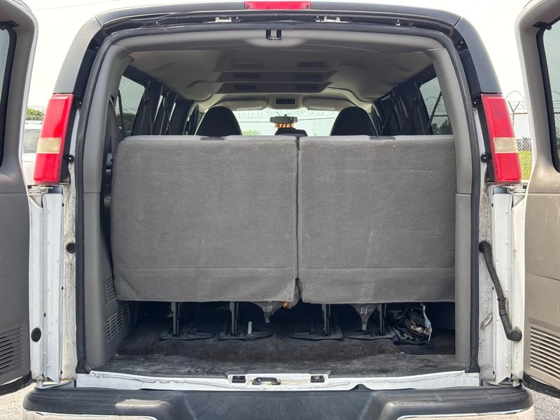 Chevrolet Express Passenger Vehicle Full-screen Gallery Image 11